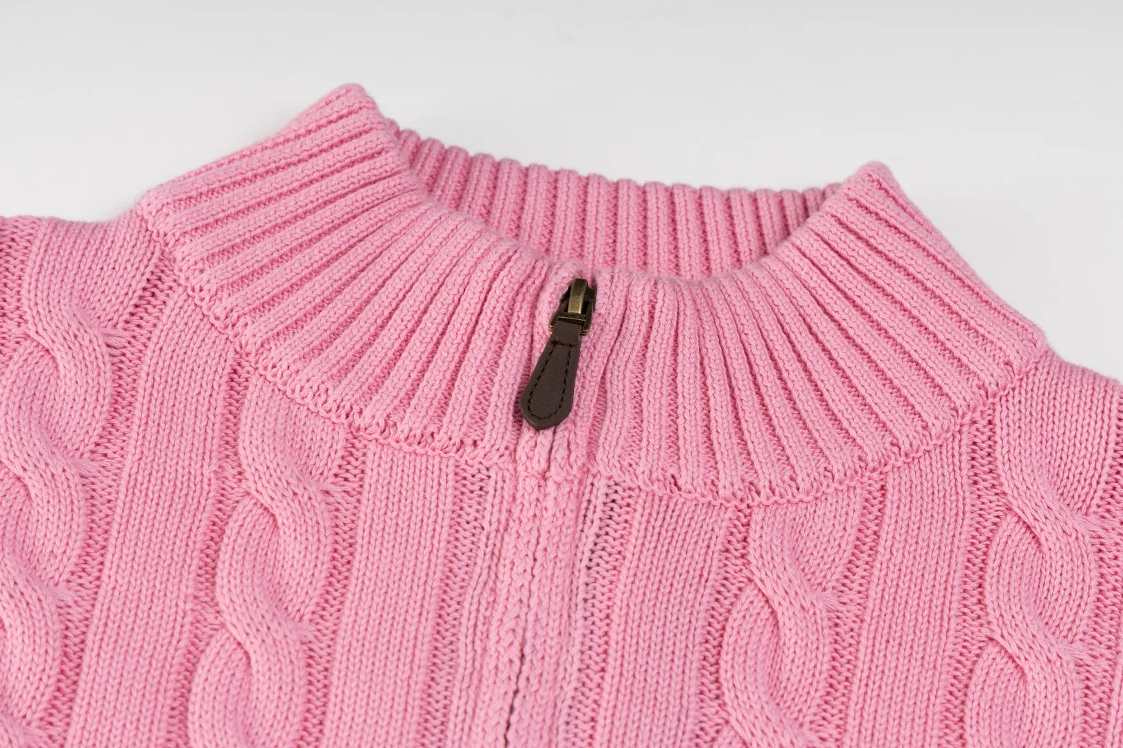 P236 #R92 RALPH LAUREN Ralph Lauren fifteen colors classic small label embroidery logo turtleneck pullover half-zip knitted cable sweater with high-density LOGO embroidery on the chest and original customized tag accessories. Made of pure cotton yarn, pure cotton is skin-friendly and comfortable, small label war horse embroidered twist turtleneck sweater 🐎 high quality, follow the blogger to learn how to wear it! Let’s buy a Ralph Lauren cable sweater. It’s a super hard-to-find series after it became popular. It’s hard to find one on the official website. It’s simple and practical to wear, with a lazy and loose feel. The thickened fabric has more texture, feels soft and delicate, and has a loose fit. Whether worn alone or layered, you can wear different styles of fashion with just one piece!   Size：XS S M L